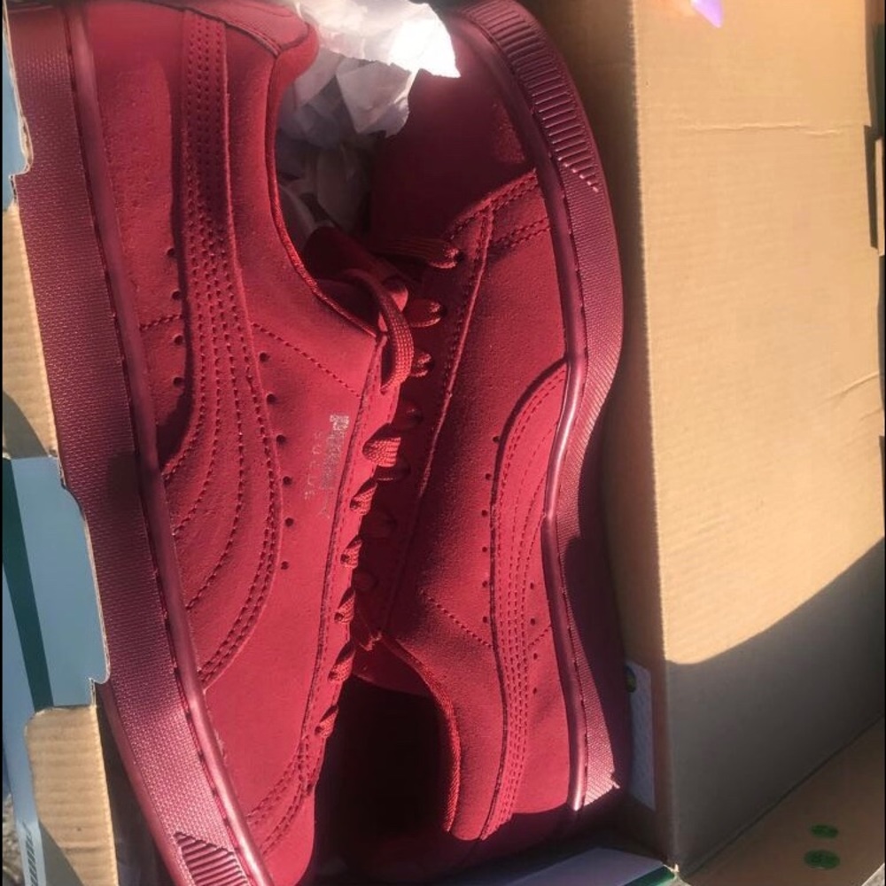Never worn Maroon Suede Puma’s